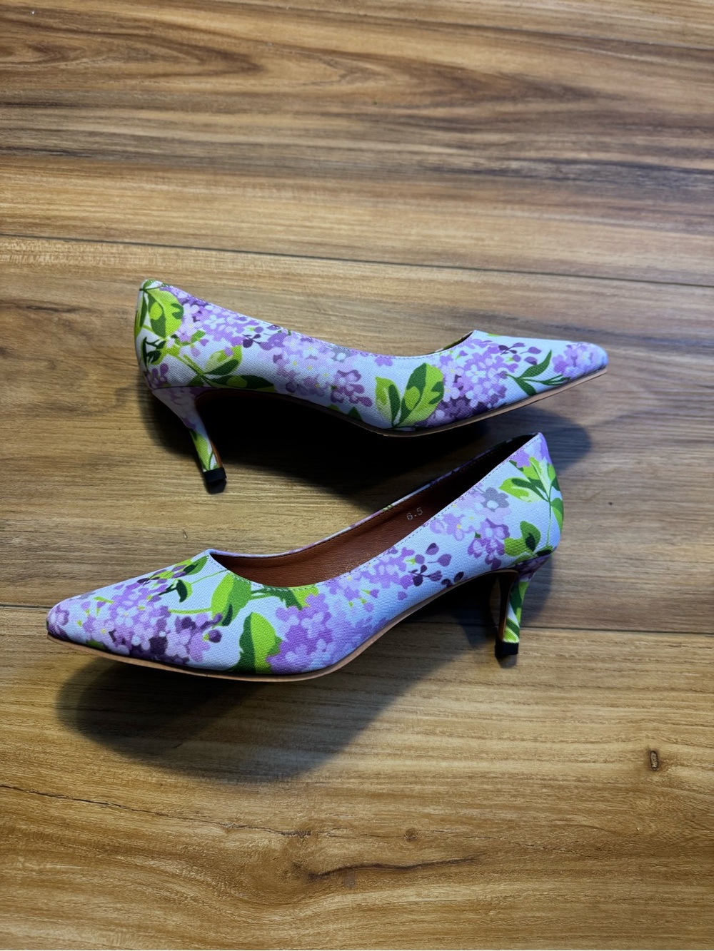 Floral Pointed-Toe Heels in Lavender and Green - Picture 6 of 9